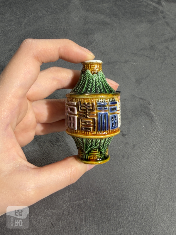 清中期素三彩凸花福寿纹鼻烟壶 - 图4